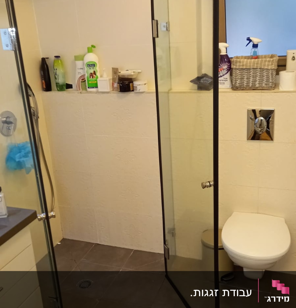 דלת זכוכית למקלחת עם מסגרת שחורה